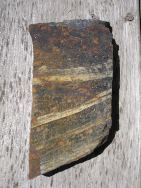 縞状鉄鉱　炭酸塩層と磁鉄鉱層