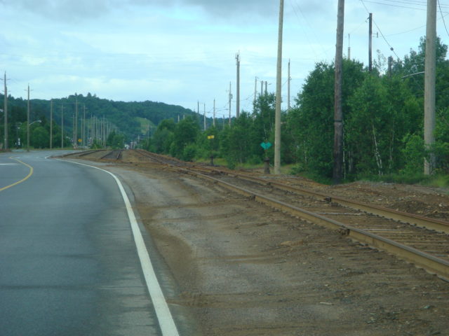 Levack の町を走る鉱石運搬列車の線路