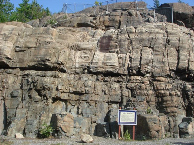 砂岩の崖