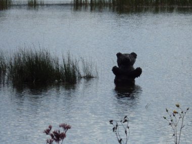 湖の熊のオブジェ